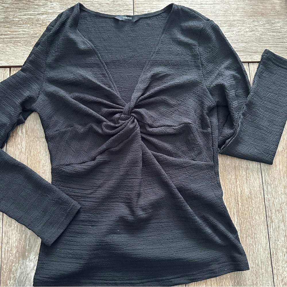 Dokotoo Black Long Sleeve Twist V-neck Top, Size Large